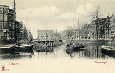 2467 Gezicht op de Stadsbuitengracht te Utrecht met op de achtergrond de voorgevels van enkele huizen aan de ...